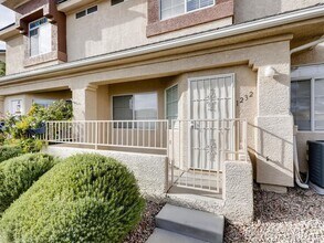 Building Photo - **SHORT TERM GATED LUXURY RENTAL** 3BDRM *2.5 BATH* 2 CAR GARAGE