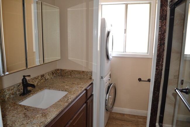 Building Photo - 5472 Roundtree Pl
