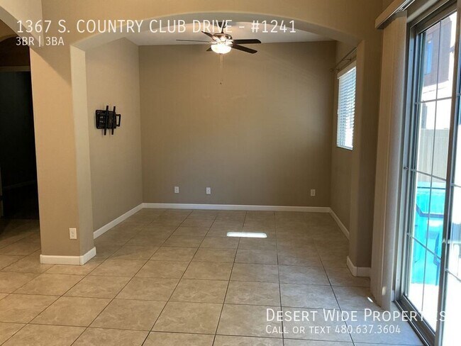 Building Photo - 1367 S Country Club Dr