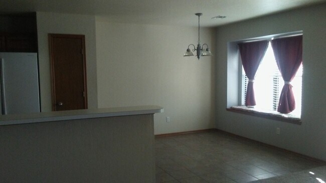 Building Photo - Super nice 3 bed, 2 bath, 2 car garage hom...