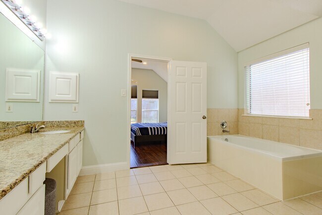 Building Photo - 20922 Clovermeadow
