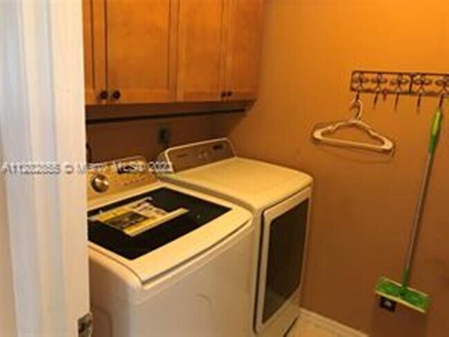 Building Photo - 527 SE Cliff Rd