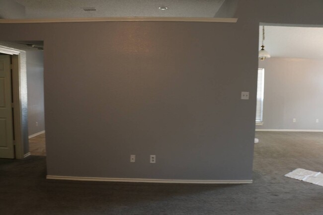 Building Photo - 4658 Essex Dr