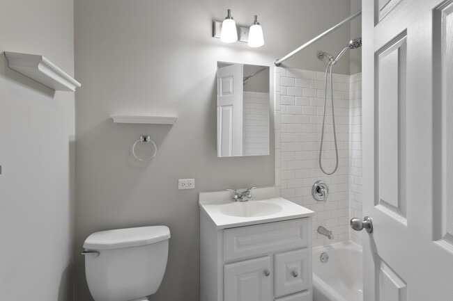 Building Photo - 1532 W 18th Pl