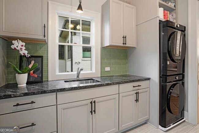 Building Photo - 407 8th St NE