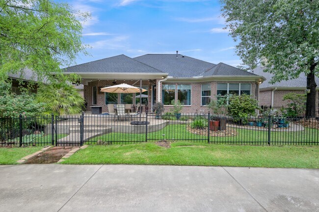 Building Photo - 204 W Pines Dr