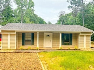 Building Photo - Lovely Cottage Just South of Campus