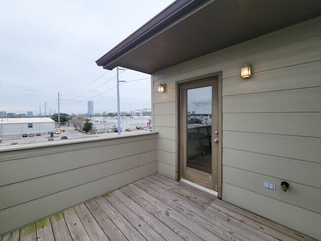 Building Photo - Stunning Corner Unit with Breathtaking Views!