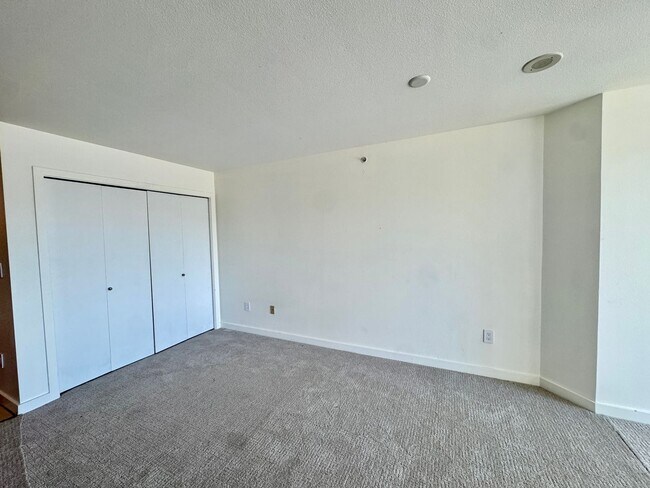 Building Photo - DT Bellevue Condo