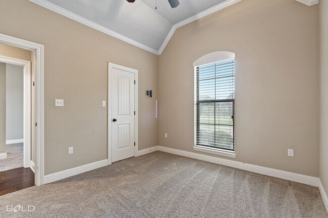 Building Photo - Beautiful 3 bedrooms 2 bathrooms In South ...