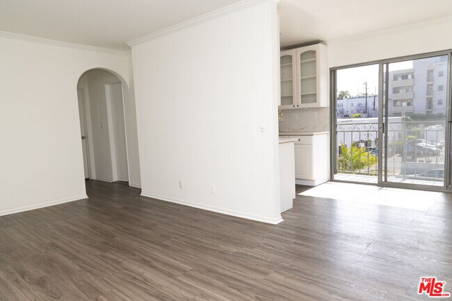 Building Photo - 1112 N Olive Dr