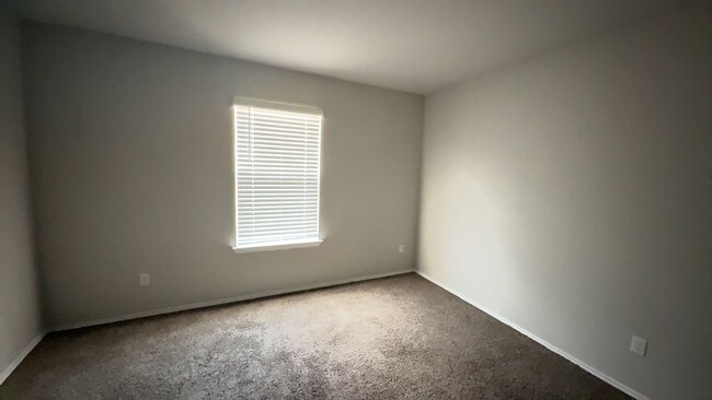 Building Photo - LAKE POINTE TERRACE!  4-bedroom 2-bathroom house! $500 Off!!