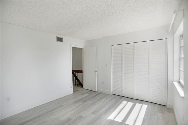 Building Photo - 8841 NE 4th Avenue Rd