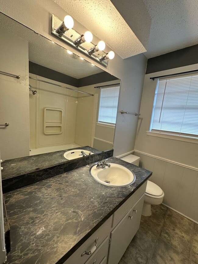 Building Photo - 3 Bed, 1.5 Bath, 1 Car garage