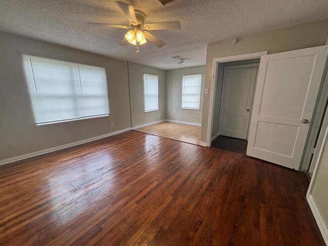 Building Photo - Lovely 4 Bedroom 2 Bath Home with Detached 2 Car Garage and Fully Fenced Huge Yard!!