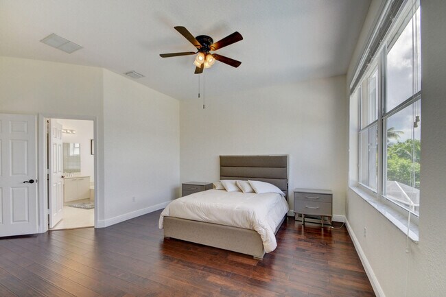 Building Photo - 2418 Westmont Dr