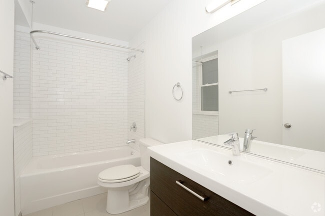 6 Bedroom - First Bathroom - 5487-5491 S. Hyde Park Boulevard