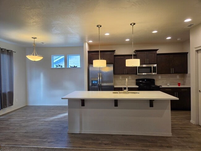 Building Photo - 2-story 3 bed 2.5 bath with garage