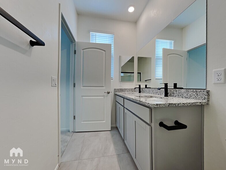Building Photo - 7966 S Golden Bell Dr