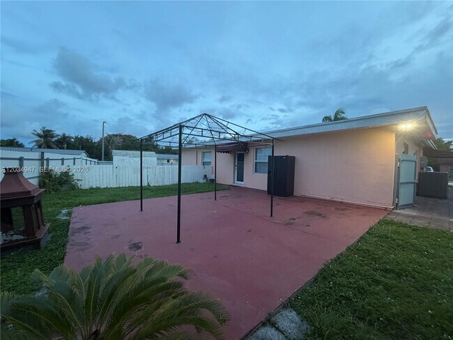 Building Photo - 15431 SW 101st Ave