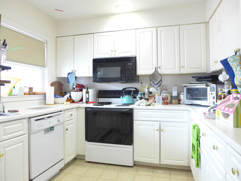 Building Photo - 23 Etna St