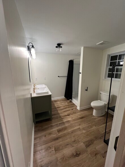 Building Photo - 2210 Shamrock Dr