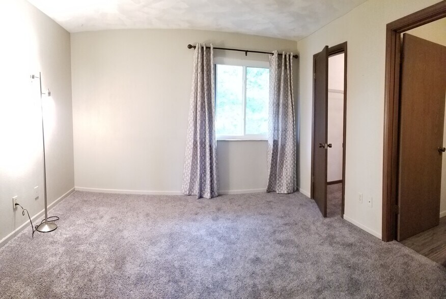 Building Photo - 525 W H St