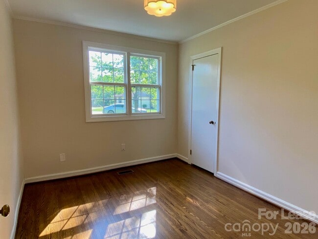 Building Photo - 5300 Buckingham Dr