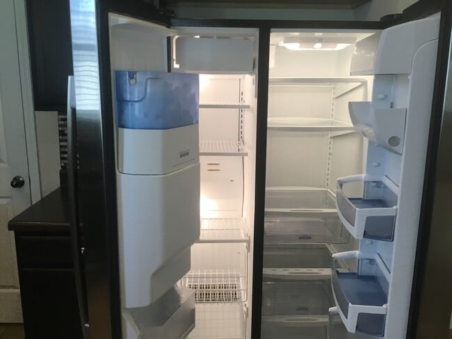 Building Photo - End Unit Townhome with Tons of Extra Storage!