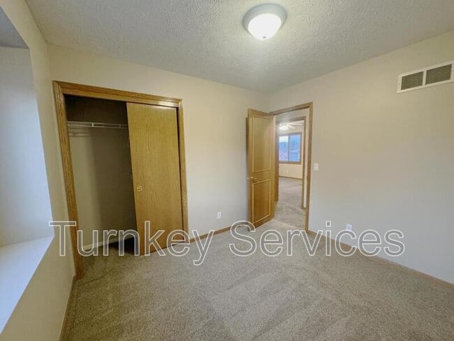 Building Photo - 2107 Queen Dr