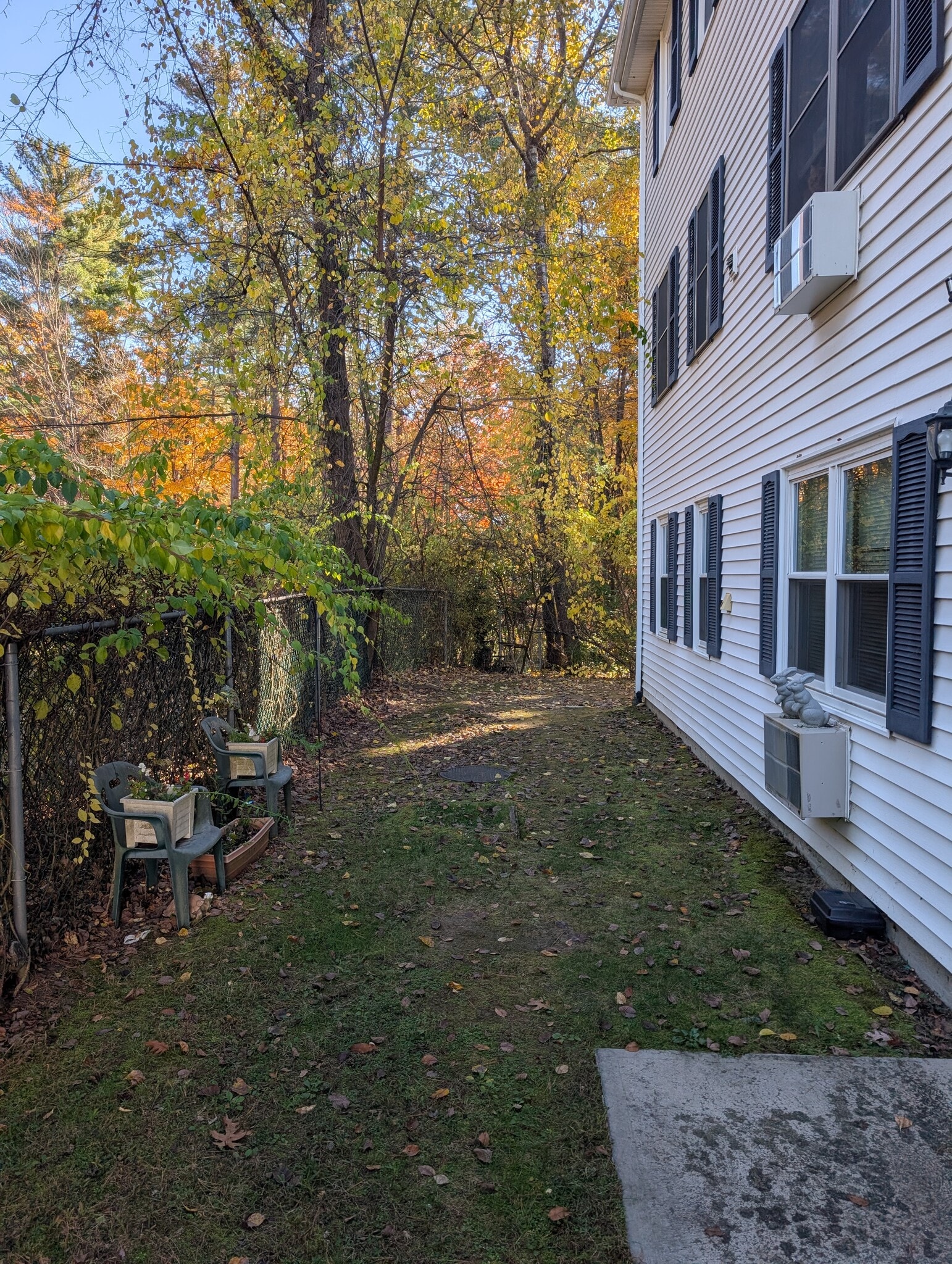 Behind unit - 33 Garden Rd