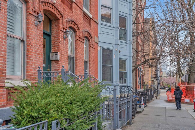 Building Photo - 128 Bright St
