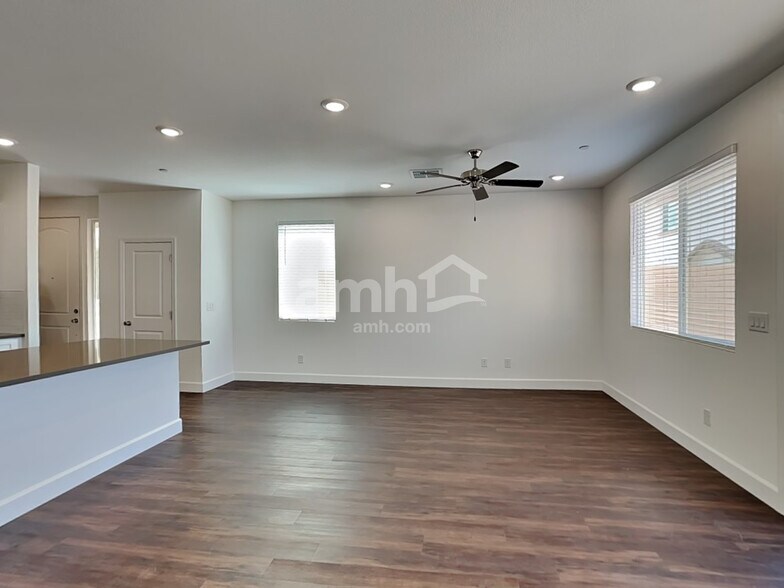 Building Photo - 134 Charmante Tulip Lane