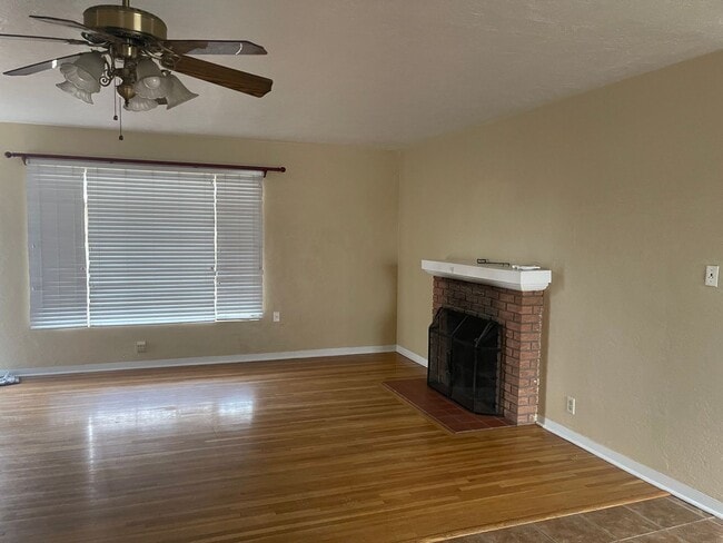 Building Photo - Northeast Hights Home