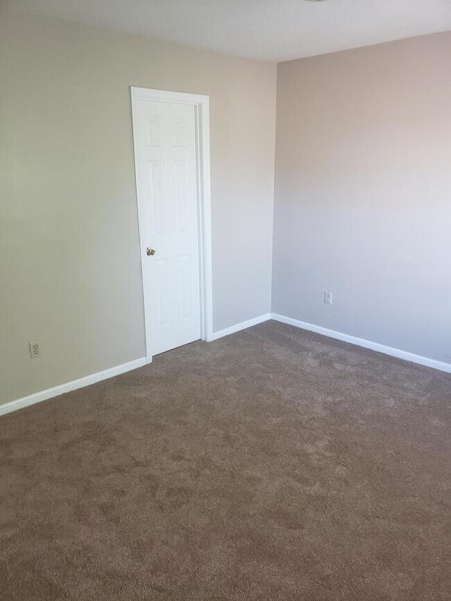 Building Photo - 1319 Williamsburg Court