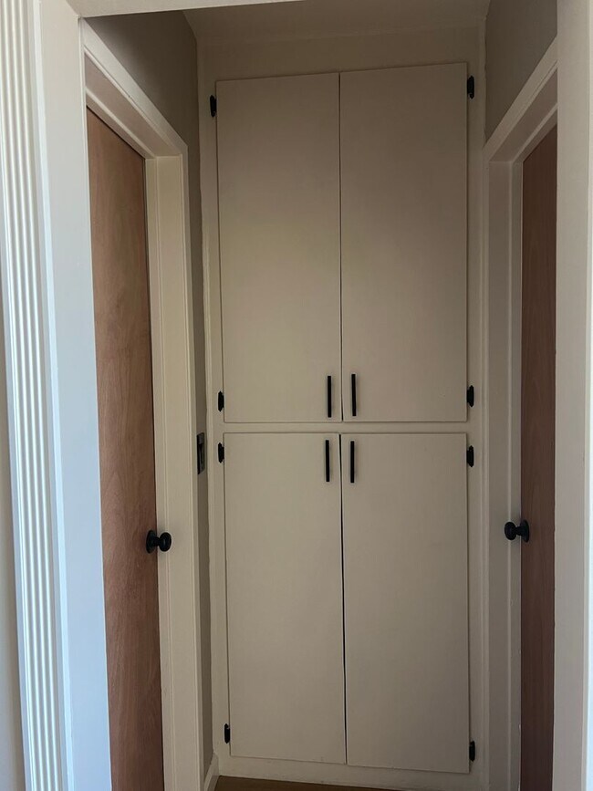 Building Photo - 1 Month Free! Modern 1-Bedroom Apartment i...