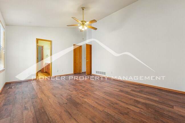 Building Photo - Spacious Home with Central AC and Gas Fireplace