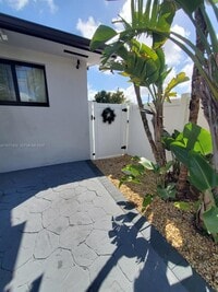 Building Photo - 920 SE 8th St