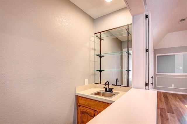 Building Photo - 3914 Meadow Dr