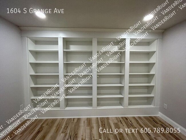Building Photo - 1604 S Grange Ave