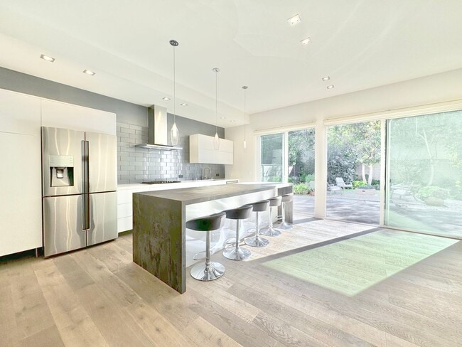 Building Photo - Beautiful Zen inspired modern 3 Bed + 3 Bath House + Garage + Private Yard