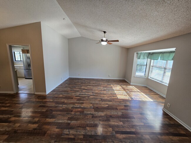 Building Photo - 425 Sunnyside Dr