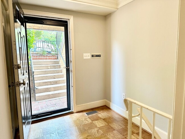 Building Photo - Sutton Place - 3 beds 2.5 baths!  Parking!...