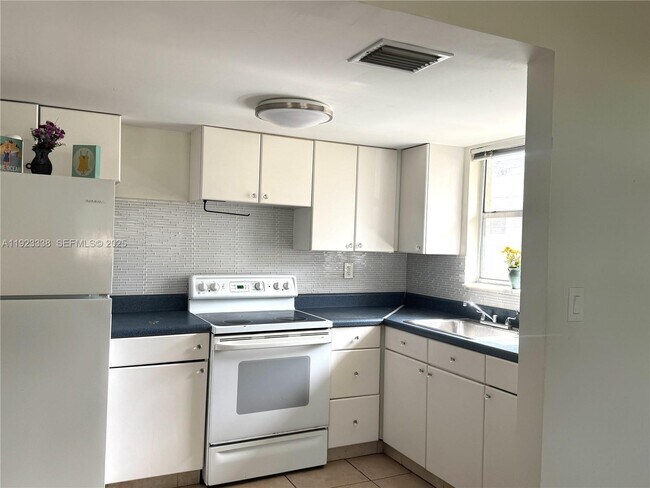 Building Photo - 1209 N 17th Ave