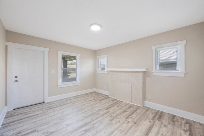 Building Photo - Cosy 2 bedroom 1 bath home with nice size yard $1850 SECTION 8 WELCOME**