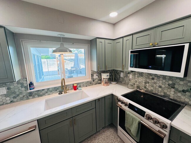 Building Photo - 385 S Tessier Dr