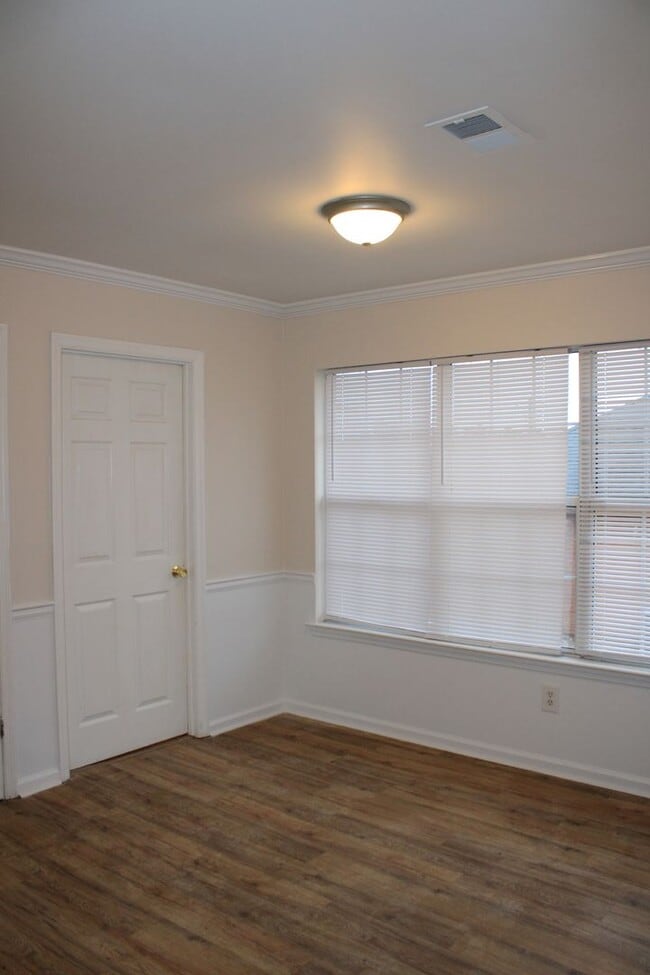 Building Photo - 3 Bedroom 2 Bath W/Bonus South Augusta!