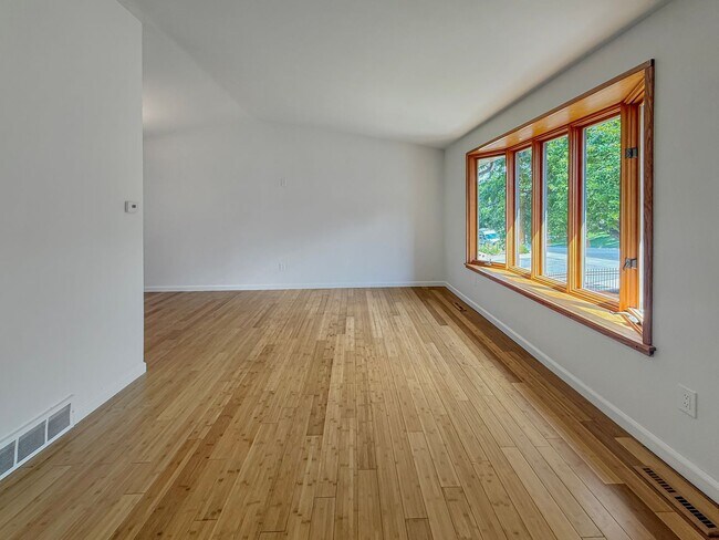 Building Photo - $0 DEPOSIT OPTION. CHARMING 4BED/2.5BATH I...