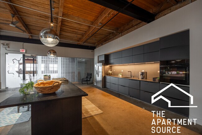 Building Photo - 3134 W Carroll Ave