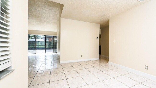 Building Photo - 4 Baywood Dr